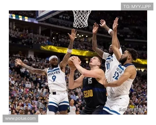 真放松约基奇赛前热身场边闲坐畅聊展现巨星松弛感状态篮球赛场气质